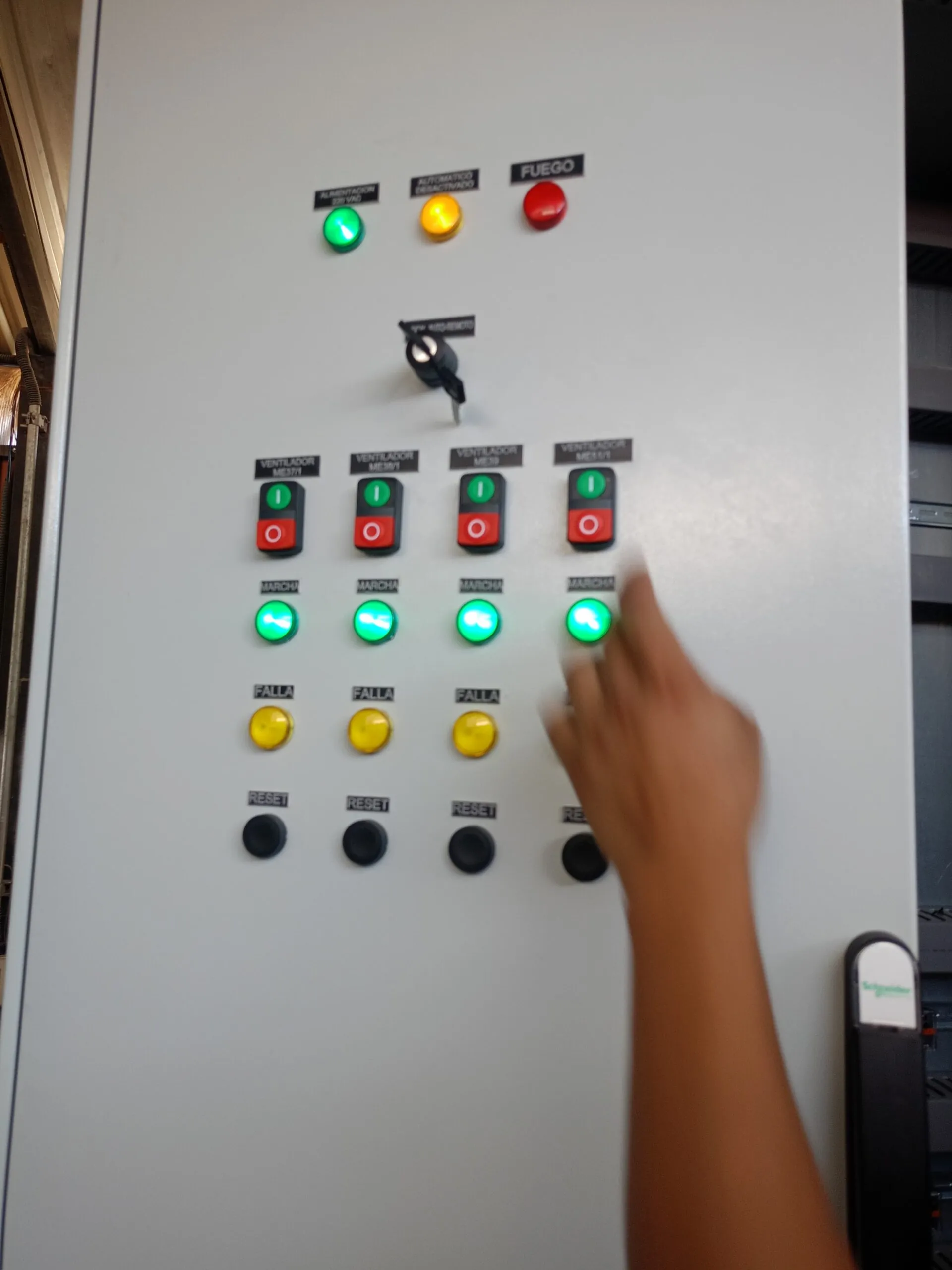 Provisión y Montaje de Tablero de Conmutación, Distribución General y Medición 380/220 VAC — ELFEC